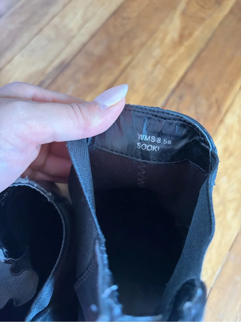 Source Unknown Black Leather Lug Sole Chelsea Booties